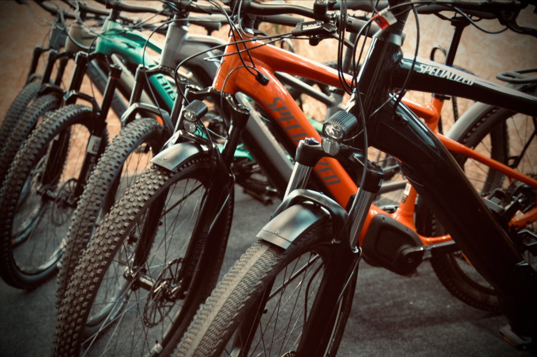 Yeply Recycled kunnostettuja premium sähköpyöriä rivissä