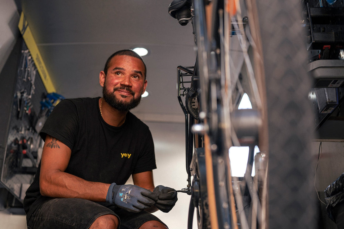 Yeply mekaanikko huoltamassa käytettyä pyörää myyntikuntoon